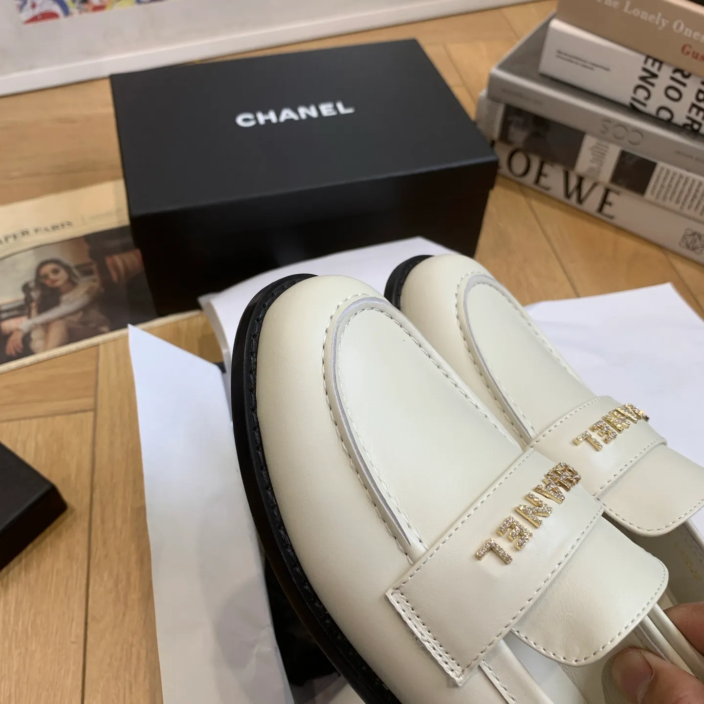 👟👟Ex-factory price 640👟👟 🍀2025 spring and summer new Chanel Chanel small diamond buckle monogram Loaf lazy half-slippers, which can be worn all year round. No matter when you wear them, they are very high-end and durable. When shopping, you can attract attention on the street! Easily travel between commuting and leisure occasions, becoming a carefree fashionable and elegant woman~ Upper: cowhide/butter Lining: lambskin Sole: Italian genuine leather outsole Size: 35-39 (40/41 customized, non-refundable and non-exchangeable 👉
